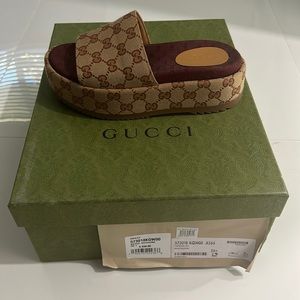 Gucci platform women’s slides. Worn once. Original packaging included.